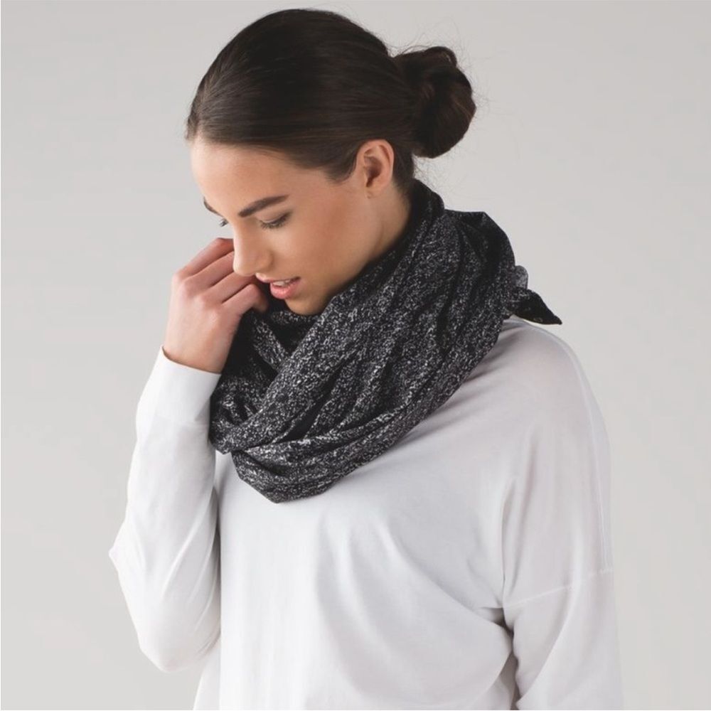 Lululemon Vinyasa Wrap Scarf Luon Jacquard Black White Snap Infinity OS